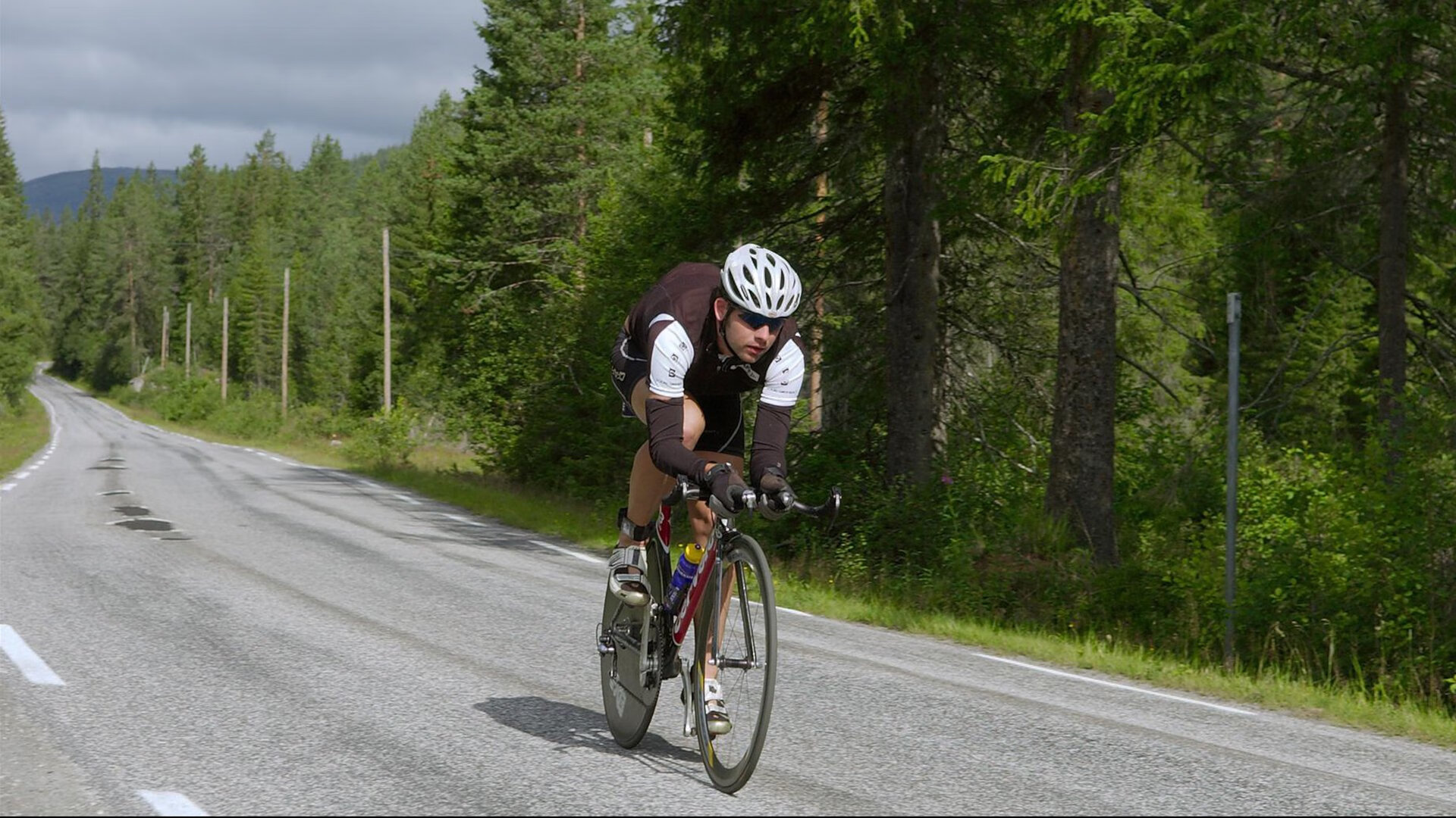 _夜幕城市骑行：灯火中的速度狂欢_，骑行夜景