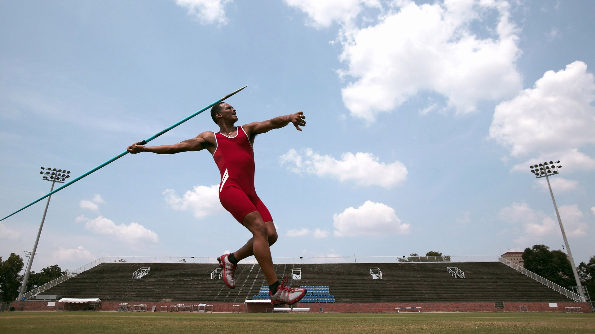 “从冰雪到沙漠：环游全球最危险赛段的巅峰对决”，从冰川到沙漠